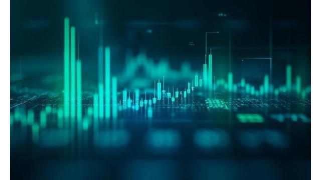 Gráficos financieros y pantalla con índices bursátiles españoles
